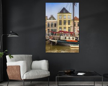 Oude huizen aan de gracht met boten in Zwolle van Marc Venema