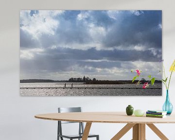 Donkere wolken boven het meer in natuurgebied Roegwold in Groningen van Marc Venema