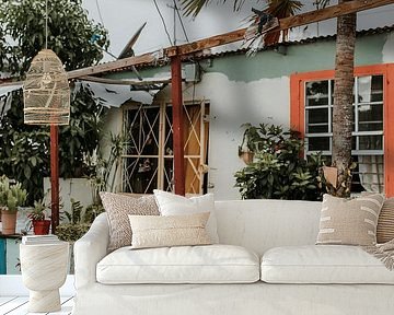 Kleurrijk huis vol planten in Willemstad | Curaçao, Caribisch gebied van Trix Leeflang