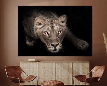 een vrouwelijke leeuwin van beneden naar boven, de ogen loom bruin-ebbenhout kijken gefixeerd op de  van Michael Semenov