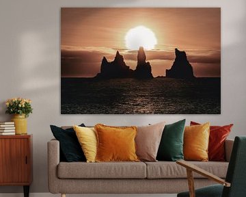 Rotsen in de zee bij zonsondergang in IJsland van Sophia Eerden