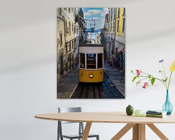 Tram in Lissabon, Portugal van Nynke Altenburg