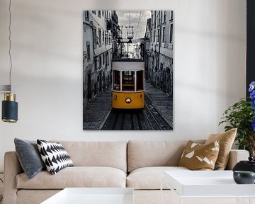 Gelbe Straßenbahn Lissabon, schwarz und weiß von Nynke Altenburg