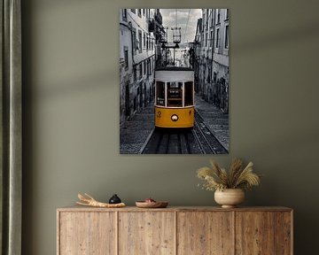 Gelbe Straßenbahn Lissabon, schwarz und weiß von Nynke Altenburg