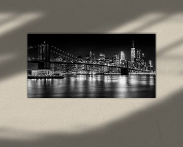 Nacht Skyline MANHATTAN Brooklyn Bridge monochroom van Melanie Viola