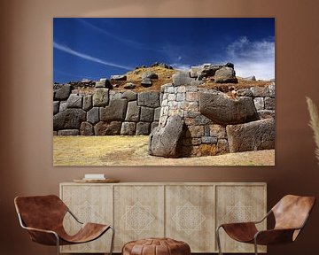 Sacsayhuamán een ruine vlakbij bij de stad Cuzco in Peru van Yvonne Smits