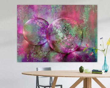 Petits trésors - boules de verre dans la lumière avec du rouge, du violet et du turquoise sur Annette Schmucker