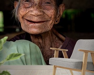 Portret oud vrouwtje in Indonesië van Ellis Peeters
