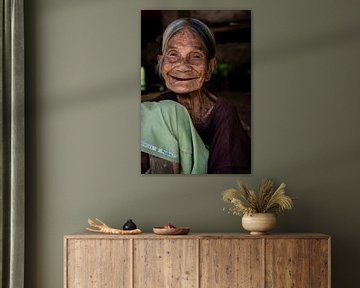 Portrait d'une vieille dame authentique en Indonésie sur Ellis Peeters