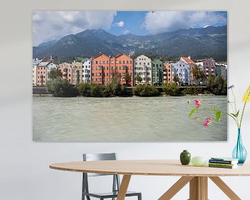 De stad Innsbruck met kleurrijke huizen van David Esser