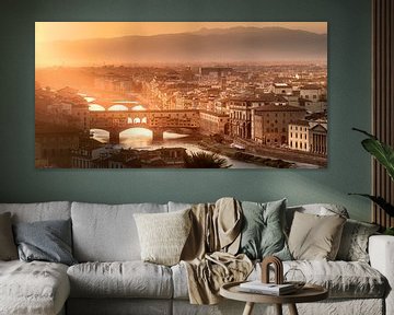 Florenz mit der Brücke Ponte Vecchio im Sonnenuntergang.