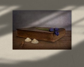 Stilleven met boek en blauwe druifjes van Elly van Veen