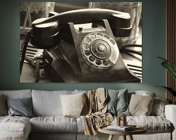 vieux téléphone analogique avec cadran comme décoration sur Heiko Kueverling