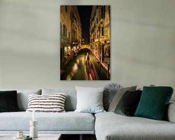 Romantisch steegje in Venetië met gondel. van Voss Fine Art Fotografie