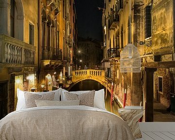 Romantisch steegje in Venetië met gondel. van Voss Fine Art Fotografie