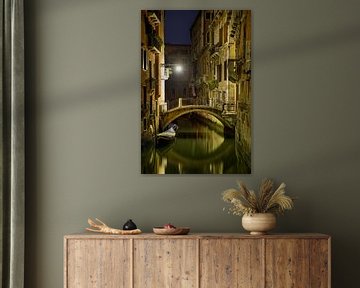 Romantisch steegje in Venetië in de avond. van Voss fotografie