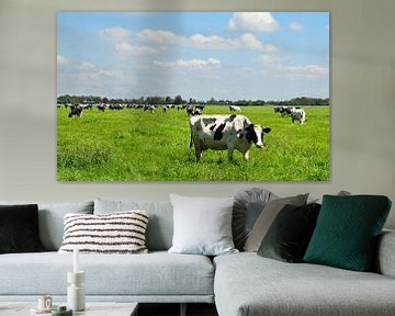 Typisch Nederlands landschap met zwart witte koeien van Robin Verhoef