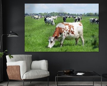 Nederlands landschap met grazende koeien op een weiland van Robin Verhoef