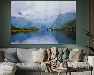 Fjord in Noorwegen met weerspiegeling van Joyce Schouten