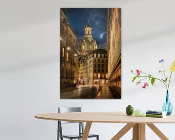 Dresden met de Frauenkirche en historische huizen in het avondlicht. van Voss Fine Art Fotografie