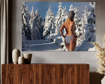 Winteropname met een verschil (mooie vrouw in bikini in een winterlandschap) van Vincent van Thom