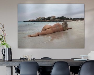 Hübsche junge Frau nackt am Es Trenc Strand auf Mallorca (erotische Aktfotografie) von Vincent van Thom