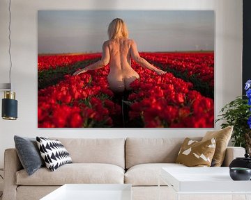Akt im Tulpenfeld (Erotik - Nackte Frau im Tulpenmeer) von Vincent van Thom