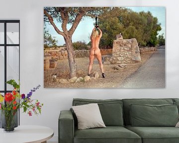 Junge hübsche Frau nackt an einen Baum gebunden (eine BDSM-Szene) von Vincent van Thom