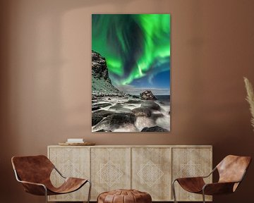 Aurora borealis op het strand in Noorwegen. van Voss Fine Art Fotografie