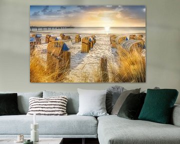 Strandstoelen op het strand van de Oostzee bij zonsopgang. van Voss fotografie