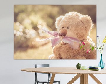Teddybär mit Blume in sanften Retro-Farben