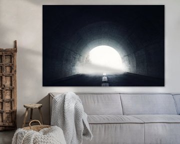 Dunkler Tunnel mit Licht und Nebel am Ende des Tunnels von Besa Art