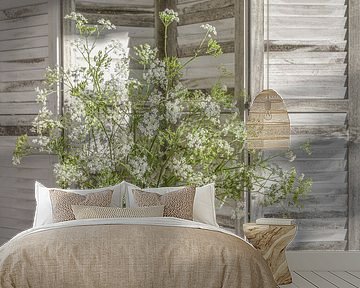 Vase with exuberant flowering Fluitenkruid in front of white wooden folding screen by Mayra Fotografie