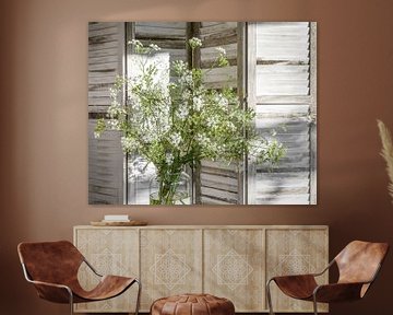 Wilde bos wit bloeiend fluitenkruid tegen wit kamerscherm met louvre panelen van Mayra Fotografie