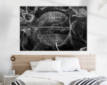 Conceptuele zwart wit macrofoto als achtergrondfoto van een thee ei met rook als zijnde een buitenaa van Tonko Oosterink