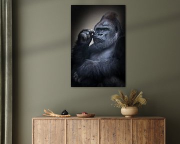 Een machtige mannetjesgorilla houdt zijn hand voor zijn mond, alsof hij nadenkt, machtige handen en 