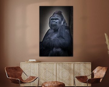 Rustig vertrouwen van een zittende mannetjesgorilla en zijn krachtige hand, half-lengte portret