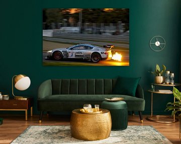 Aston Martin DBRS9 spuwt vlammen op het circuit
