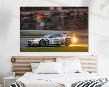 Aston Martin DBRS9 spuwt vlammen op het circuit van Sjoerd van der Wal Fotografie