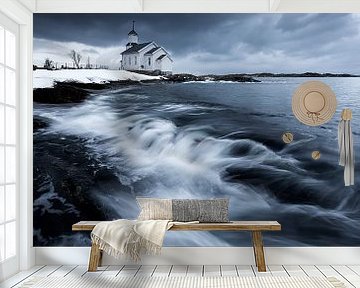 Landschap in Noorwegen aan zee met houten kerkje. van Voss Fine Art Fotografie