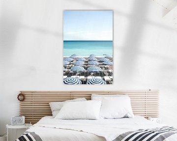 Parasols de plage à Nice, dans le sud de la France sur Henrike Schenk