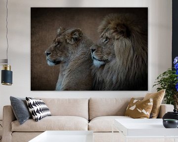 Leeuwen: portret leeuw en leeuwin in bruin tinten van Marjolein van Middelkoop