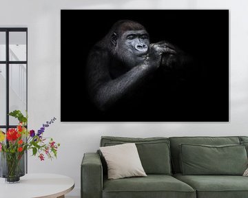 Knijpende vrouwelijke gorilla met handen aan de snuit close-up, grappig alsof het aansteken van een  van Michael Semenov