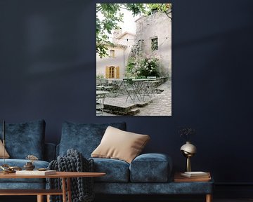 Terras in de Provence | Typische Franse stoeltjes in een oud dorp in Frankrijk | Reisfotografie wall