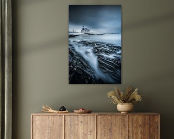 Kerk in Noorwegen op het strand van de Lofoten. van Voss Fine Art Fotografie