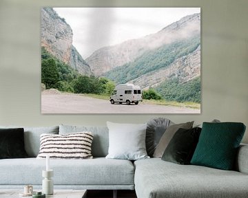 Roadtrip Frankrijk | Oldtimer Mercedes camper busje in de bergen | Vanlife reisfotografie wall art