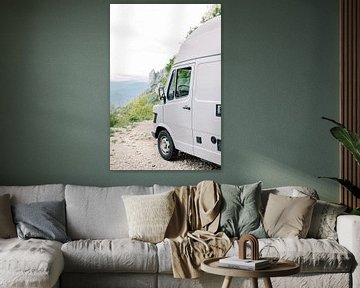 Vue d'une camionnette Mercedes ancienne dans les montagnes | Photographie murale de voyage Vanlife sur Milou van Ham