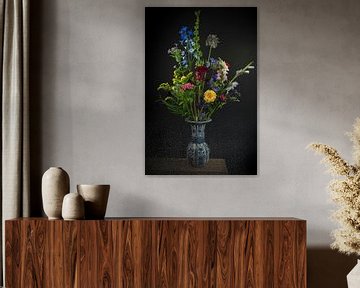 Blumenstillleben in einer Vase: Blumenfreude in Delfter Blau von Marjolein van Middelkoop