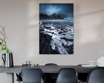 Landschap op IJsland aan de Atlantische Oceaan in stormachtig licht en weer. van Voss Fine Art Fotografie
