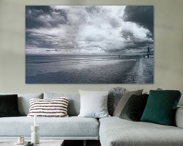 Strand van Cuxhaven aan de Duitse Noordzeekust.  Foto bij laag water met baken en golfbreker van Jakob Baranowski - Photography - Video - Photoshop